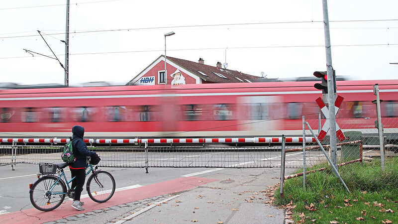 Landau ist wie Wallersdorf und Dingolfing eine Haltestelle entlang der Strecke, die der Donau-Isar-Express von Passau Richtung München zurücklegt. Das 49-Euro-Ticket kann aber nicht nur im Bahnnahverkehr eingesetzt werden, sondern auch in den ÖPNV-Bussen.