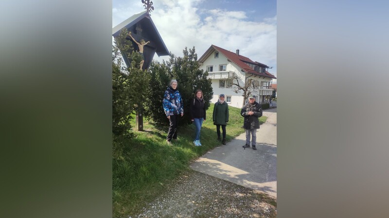 Heimatforscher Vitus Lechner begab sich mit Julia Maier, Katrin Mirlach und Helga Baier bereits für die "Time Trails"-Pfade auf Wanderschaft von Furth nach Bruckberg sowie von Altdorf nach Bruckberg