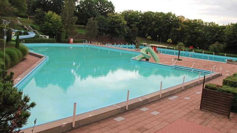 An der Größe des Nichtschwimmerbeckens (vorne) und des 50 Meter langen achtbahnigen Schwimmerbeckens (hinten) soll bei der Vorplanung für die Sanierung festgehalten werden.
