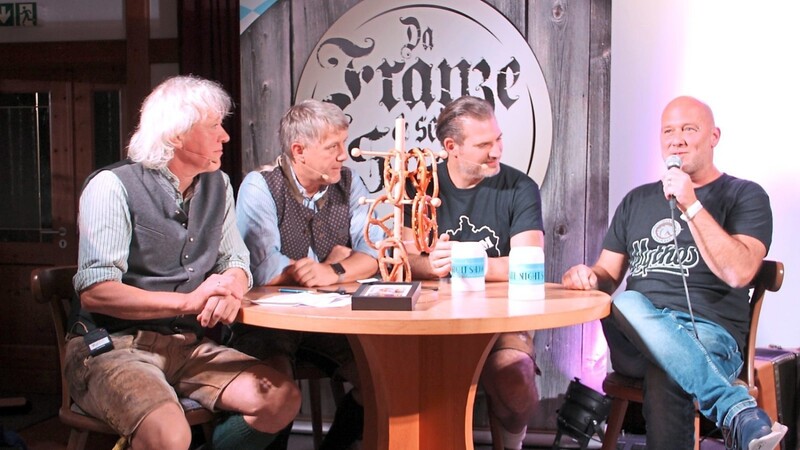 Lustiger Ratsch am Late Night-Tisch mit den Moderatoren Adrian Kreuzer und Franz Mossauer (v.l.).