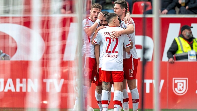 Zusammen kämpfen, zusammen jubeln - das hat sich der Tabellenvorletzte Jahn Regensburg im Heimspiel gegen Fortuna Düsseldorf vorgenommen.