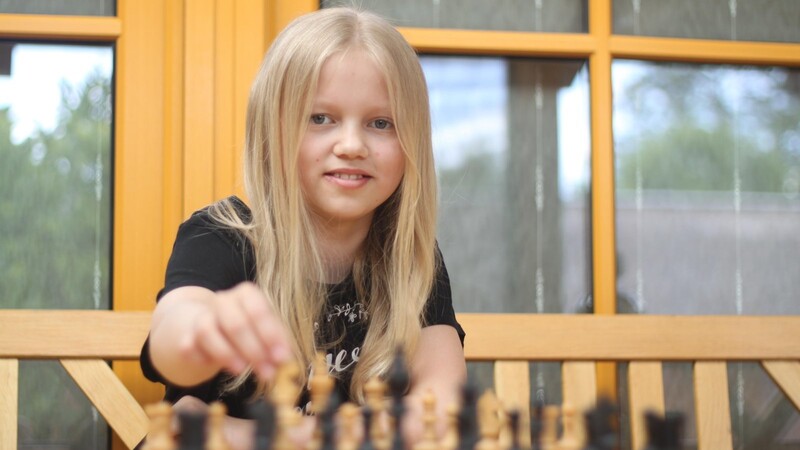 Seit sie acht Jahre alt ist, spielt Julia Schwarzfischer Schachturniere. An diesem Wochenende reist sie zur Deutschen Meisterschaft.