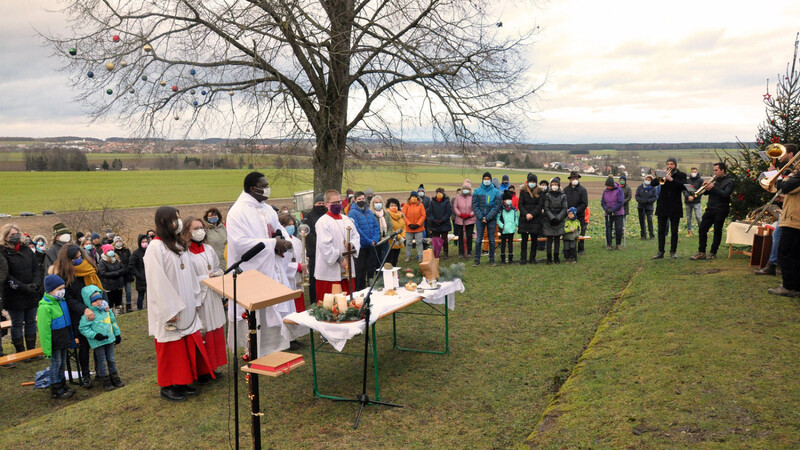 Pfarrer Dr. Stephen Annan bei der Feier der Christmette mit vielen Gläubigen auf St. Coloman.