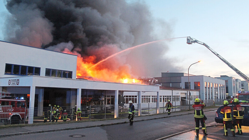 Rund 450 Einsatzkräfte von Feuerwehr und Rettungsdienst, THW und Polizei waren ins Industriegebiet am Bahnhof geeilt.