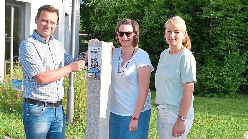 Bürgermeister Stefan Achatz (v. l.) mit Stephanie Alzinger und Petra Gihl vor der Rathaus-Stele.