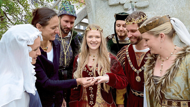 Herzog Albrecht (Dr. Ben Gröschl, 2.v.r.) und seine Ritter grübeln schon, dass ihre Edelfräulein auch so einen Ring haben wollen, den Goldschmiedemeisterin Evi Hilz (2.v.l.) der Agnes Bernauer (Kristina Kohlhäufl, Mitte) ansteckt.