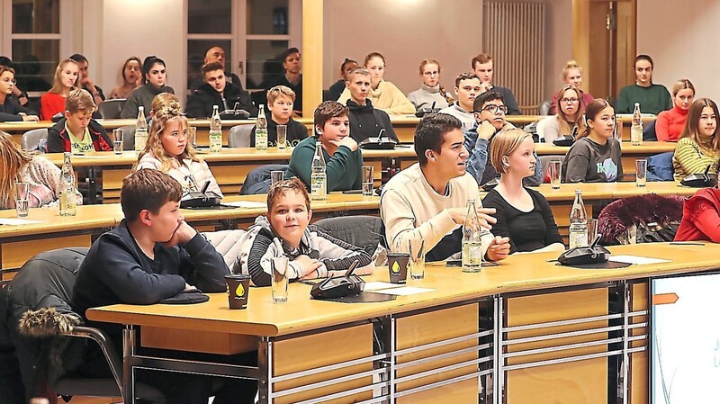 Etwa 60 Jugendliche waren zur ersten Jugendversammlung Landshut gekommen.