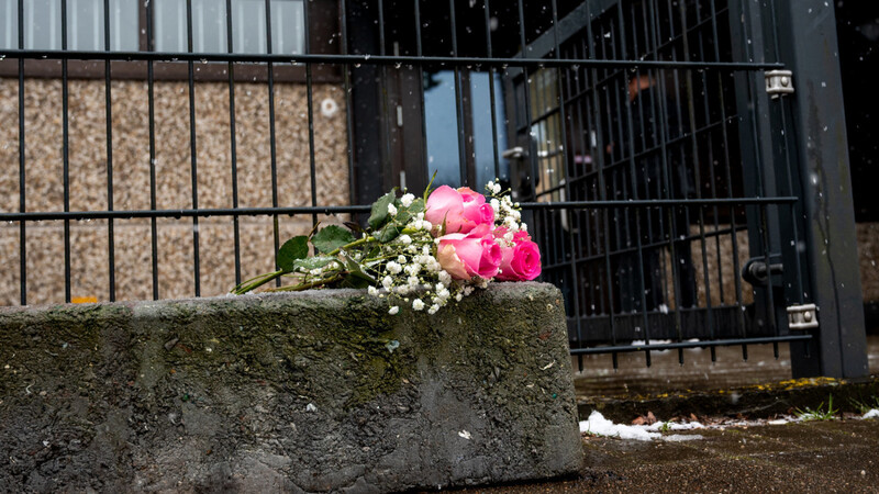 Blumen liegen in Hamburg-Alsterdorf vor dem Eingang zu einem Gebäude der Zeugen Jehovas. Bei einem Amoklauf während einer Veranstaltung der Zeugen Jehovas sind am Donnerstagabend mehrere Menschen getötet und einige Personen verletzt worden.