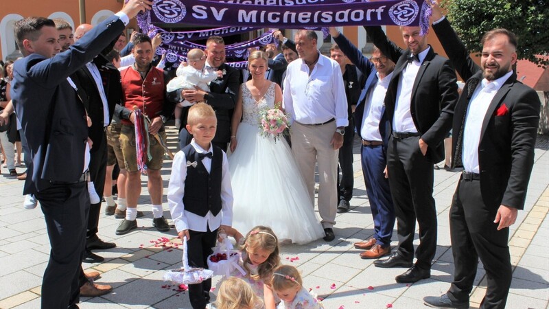 Mit einem Ehrenspalier gratulierten die Fußballer des SV Michelsdorf dem Brautpaar.