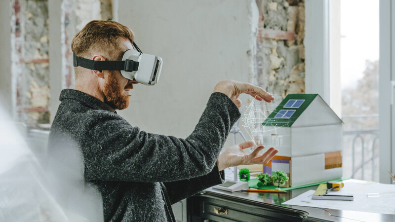 Ein Mann mit VR-Brille bei der Planung von Gebäuden. So futuristisch geht es in der Realität noch nicht zu. Expertin Laura Lammel fordert mehr Dynamik in der Digitalisierung.