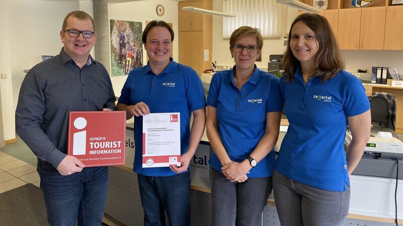 Bürgermeister Hans Hutter (v.li.) und das Team der Tourist-Info Drachselsried Richard Windsor, Petra Geiger, Sabine Mühlbauer freuen sich über die Auszeichnung des Deutschen Tourismusverbandes.