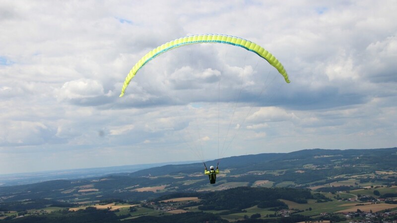 Frei wie ein Vogel - Vom Startpunkt am Sonnenberg in der Gemeinde Haibach fliegt Albert Sturm vom Drachen- und Gleitschirmfliegerclub Regental über Felder und Wiesen dem Landeplatz entgegen.