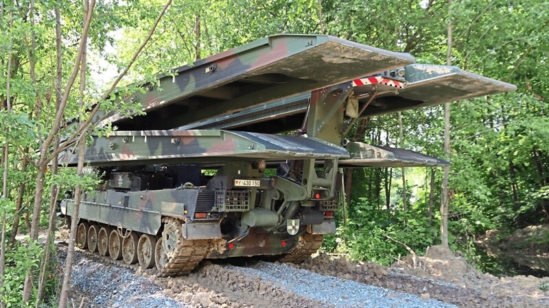 Der Brückenpanzer Leguan, eines der modernsten gepanzerten Brückensysteme der Welt, im Einsatz bei den Bogener Pionieren