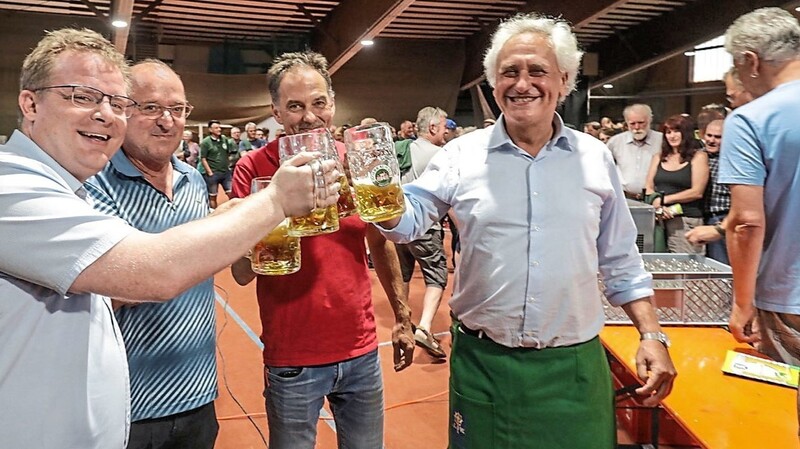Freuen sich nach gelungenem Schank- und Anzapfkurs auf das 6. Hallertauer Bierfestival (v.l.): Bürgermeister Mathias Kern, die Festival-Organisatoren Alexander Herzog und Bernhard Nieder sowie Landrat Helmut Petz, der Schirmherr der Veranstaltung.