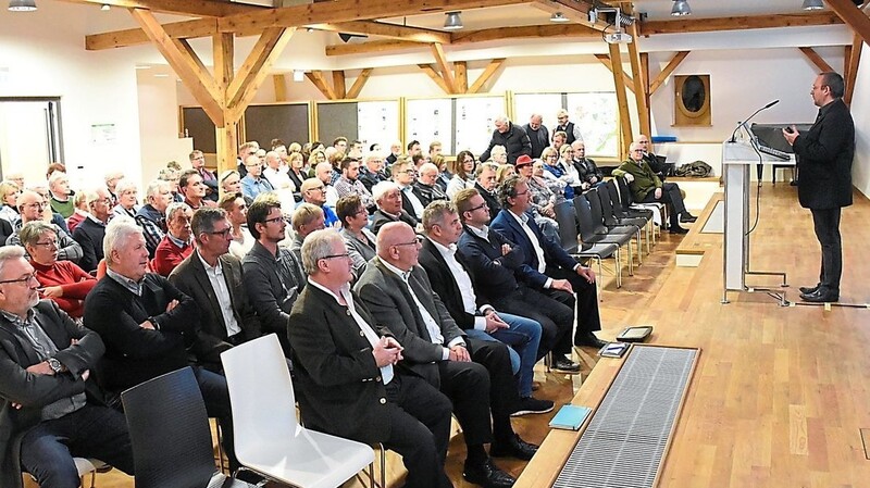 "Darum gefällt es mir Vilsbiburg so gut" sagte Stadtplaner Michael Leidl zu dem starken Besuch bei der ISEK-Sonder-Bürgerversammlung.  Fotos: gs