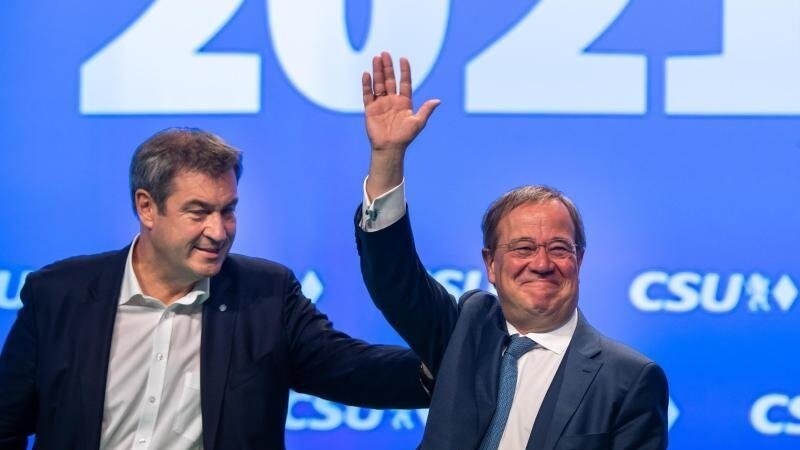 CSU-Chef Markus Söder (l) und CDU-Vorsitzender Armin Laschet stehen bei einem CSU-Parteitag auf der Bühne.