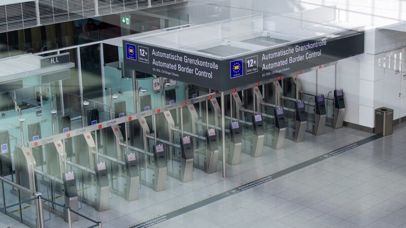 Die Schalter für die automatische Grenzkontrolle im menschenleeren Terminal vom Flughafen München.