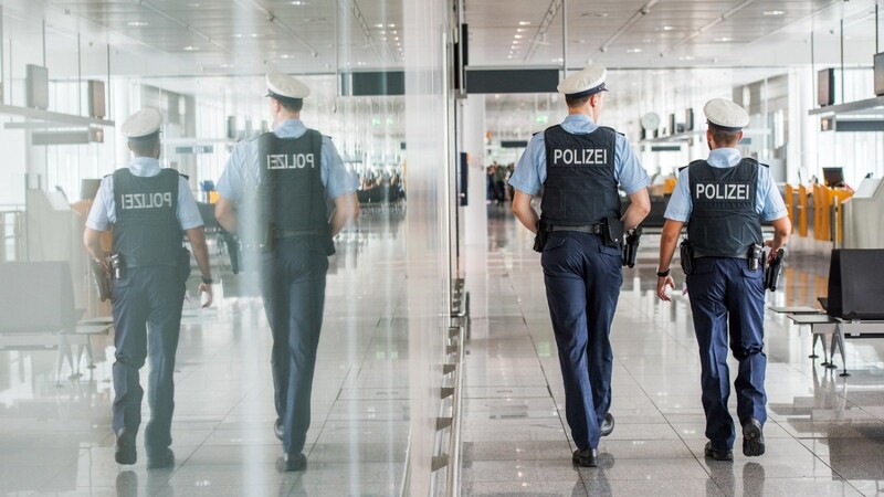 Bundespolizisten am Münchner Airport nehmen am Tag im Schnitt zwei bis drei mit Haftbefehlen gesuchte Reisende fest.