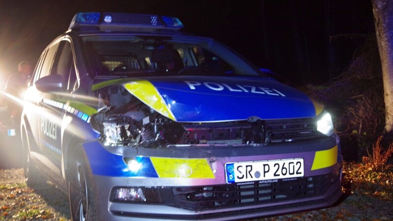 Bei einer Verfolgungsjagd nahe Büchlberg wurde ein Polizeiwagen beschädigt.