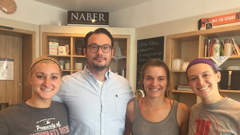 Die NawaRo-Neuzugänge Paige Penrod (links), Jordan Forrest-Drezet (2. v. rechts) und Kara Seidenstricker (rechts) stellten sich persönlich beim langjährigen NawaRo-Partner Max Naber vor.