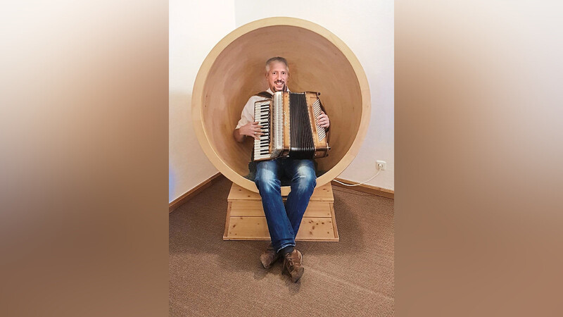 Elmar Pfender, einer der Mitwirkenden, hat es sich schonmal in der Soundkugel des Bayerwald-Xperiums gemütlich gemacht.