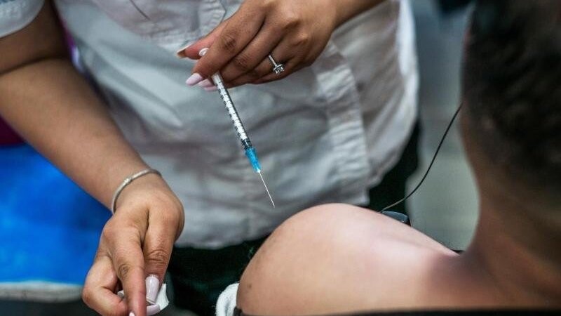 In Israel sollen Über-60-Jährige unter bestimmten Umständen ein drittes Mal gegen das Coronavirus geimpft werden.