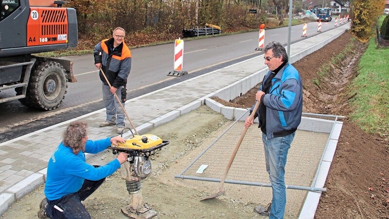 Rege Bautätigkeit herrscht an der Eichendorfer Straße in Wildthurn. Der neue Gehweg ist nahezu fertig. Das Bushäuschen muss noch versetzt werden, wie am Donnerstagnachmittag mitgeteilt wurde.