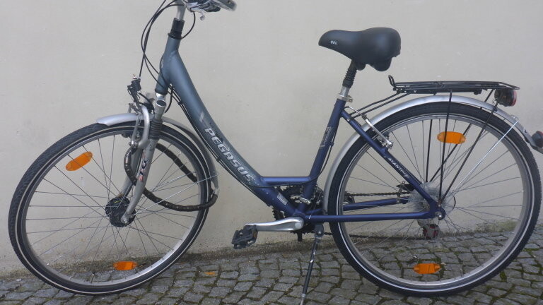Wer kennt diese Fahrräder? Die Polizeiinspektion Straubing hat die geklauten Räder bei Einsätzen sichergestellt und wartet nun darauf, dass sich die rechtmäßigen Besitzer melden.
