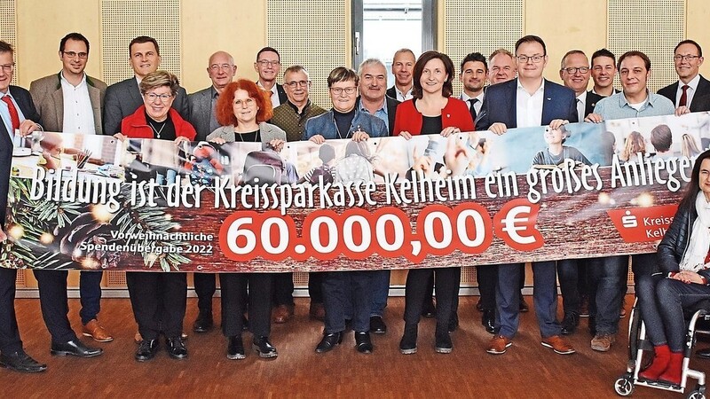 Vorweihnachtliche Spendenübergabe bei der Kreissparkasse Kelheim: 60 000 Euro gingen an 120 Empfänger, die durch ihre jeweiligen Bürgermeister vertreten wurden.