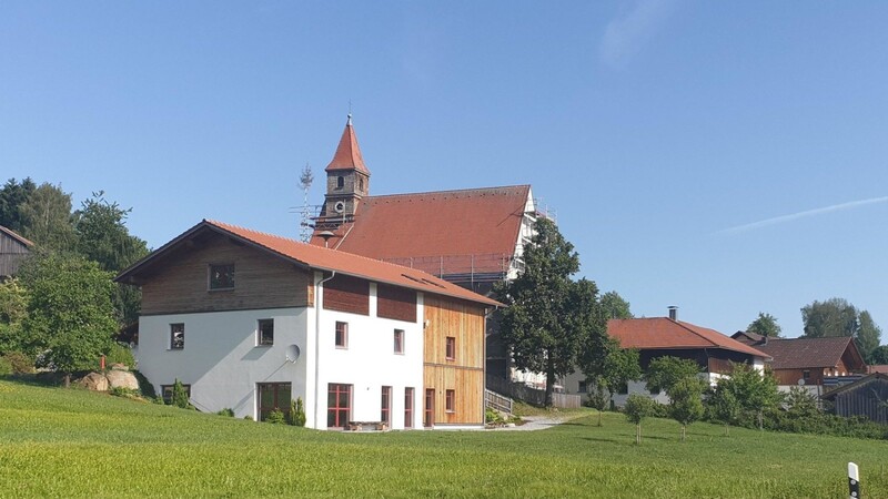 Derzeit ist die Kirche in Allersdorf noch von einem Gerüst umgeben.