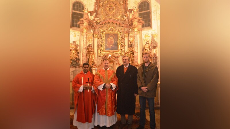 Pfarrer Höllmüller und Pfarrvikar Arul begrüßten unter anderem die Familie von Urach in der ausschließlich von Kerzen beleuchteten Barbara-Kapelle.