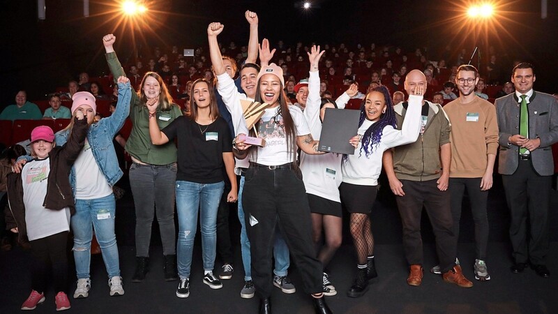 Die Filmgruppe "Thaigerli & Friends" mit Regisseurin Jessica Reinhardt aus Arnschwang (Mitte) freute sich über den Jugendfilmpreis Oberpfalz 2019 in der Alterskategorie 22 bis 26 Jahre, überreicht von Thomas Ebeling, Landrat des Landkreises Schwandorf (rechts).
