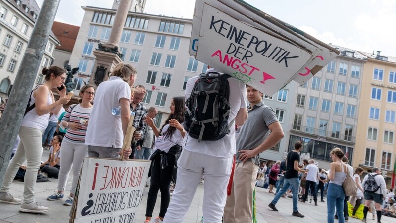 Demonstranten stehen mit einem Plakat mit der Aufschrift "Keine Politik der Angst" in einer Menschenansammlung auf dem Marienplatz in München. Auch in Niederbayern haben am Wochenende einige Demonstrationen stattgefunden.