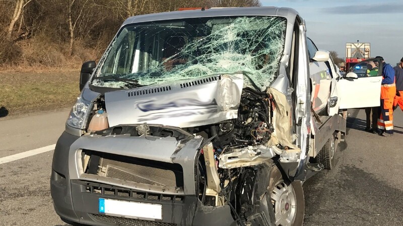 Ein beteiligter Kleintransporter wurde bei dem Unfall am Montagnachmittag auf der A3 bei Burgweinting total zerstört.