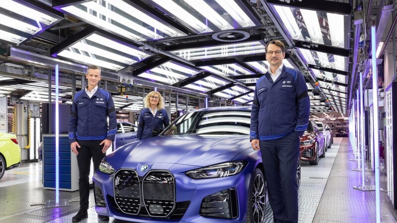 Drei Monate nach dem Elektro-SUV BMW iX hat BMW jetzt auch die Serienproduktion des vollelektrischen BMW i4 gestartet. Langfristig sollen in München nur noch Stromer produziert werden.