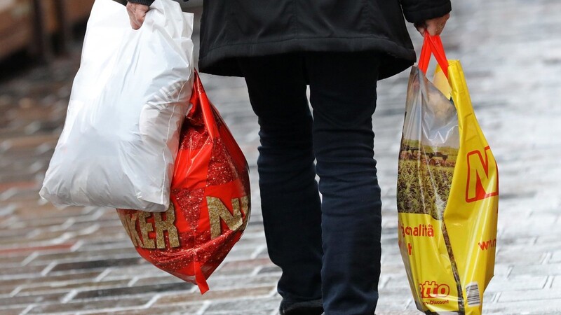 Das Bundesumweltministerium hat ein Verbot für Plastiktüten an der Ladenkasse auf den Weg gebracht (Symbolbild).