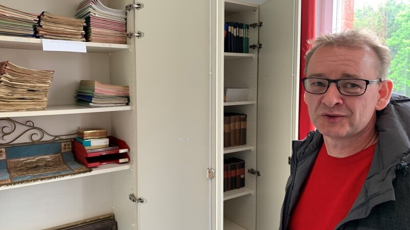 Geschichte in großen Stapeln: Ortsheimatpfleger Thomas Haug in seinem Archivraum in der Schule von Stephansposching.