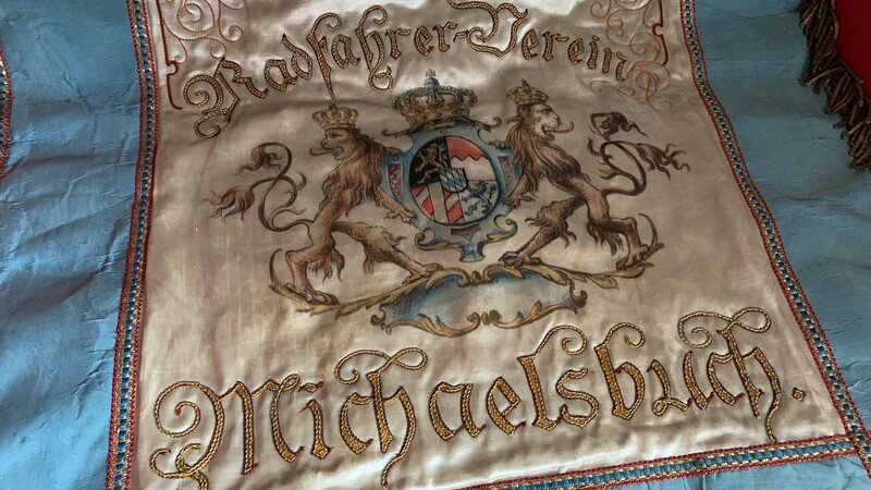 Geschichte zum Anfassen: Auch diese Fahne aus dem ehemals eigenständigen Ortsteil Michaelsbuch ist Teil des Ortsarchivs von Stephansposching.
