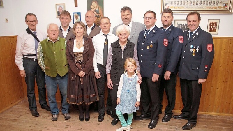 Von Herzen überbrachten Abordnungen der Feuerwehr, der SpVgg Illkofen, des Würfelclubs, des OGV und nicht zuletzt Bürgermeister Hans Thiel (links) die besten Glückwünsche zu Franziska Gesers 80. Geburtstag.