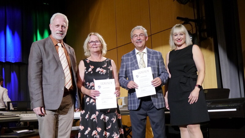Manuela Bonardi überbrachte für Silvia und Volker Retschmeier Glückwünsche des Marktes, Bundesdirigent Gerhard Koschel (links) die des Verbandes.