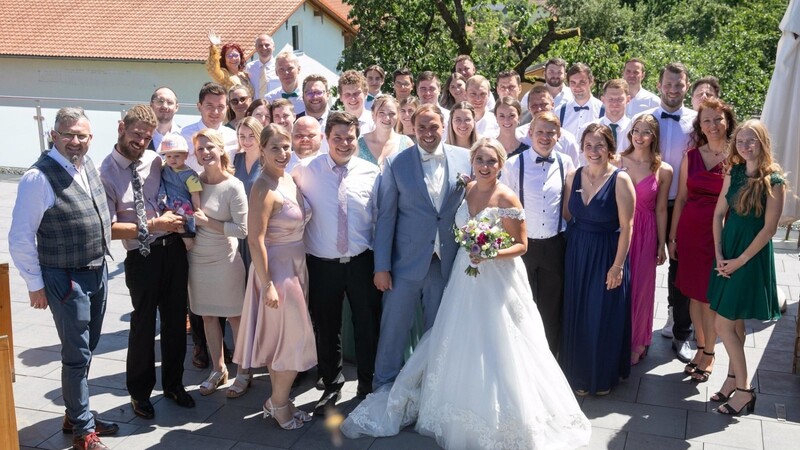 Das Brautpaar mit der Abordnung der SpVgg Windischbergerdorf beziehungsweise SG Schloßberg und weiteren Freunden.