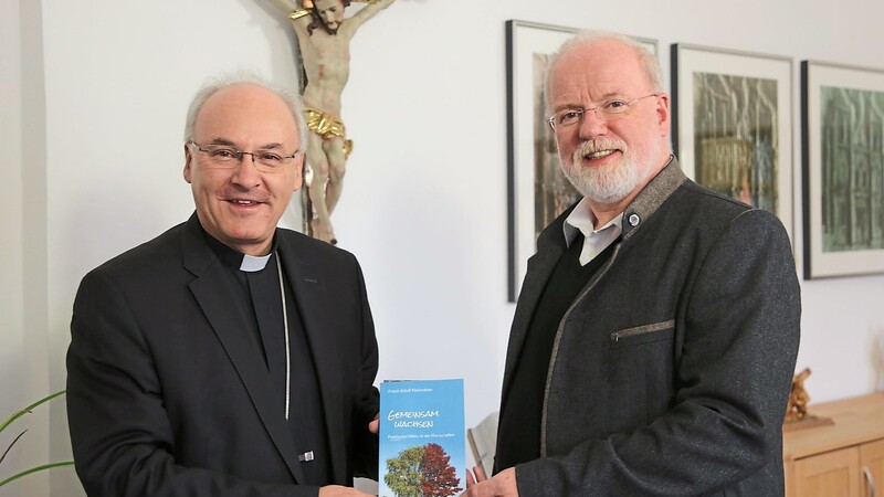 Bischof Dr. Rudolf Voderholzer (l.) mit Diakon Franz-Adolf Kleinrahm und einem der ersten Exemplare seines Buches "Gemeinsam wachsen".