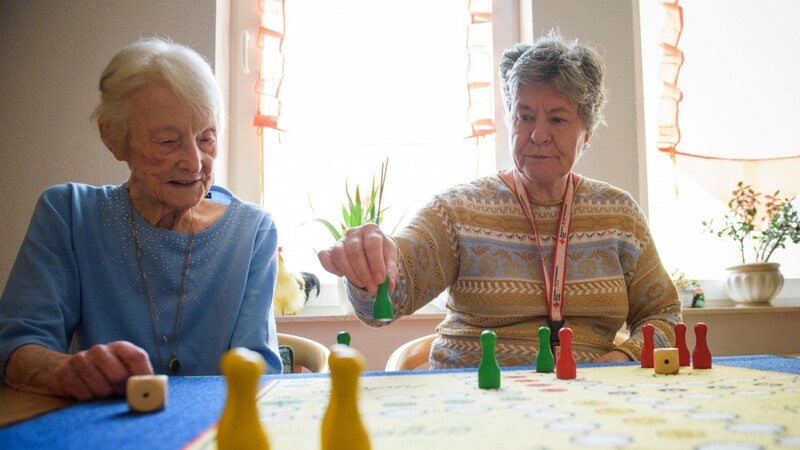 Für eine sogenannte Verantwortungsgemeinschaft infrage kommen zum Beispiel Senioren in einer Wohngemeinschaft.