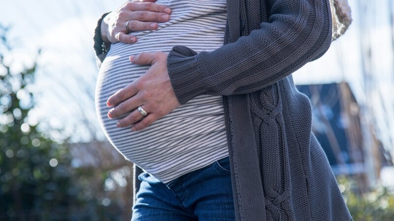 Mit der Frage, ob ein Mann seiner schwangeren Ex-Freundin gezielt in den Bauch getreten hat, musste sich am Montag das Landshuter Landgericht beschäftigen.