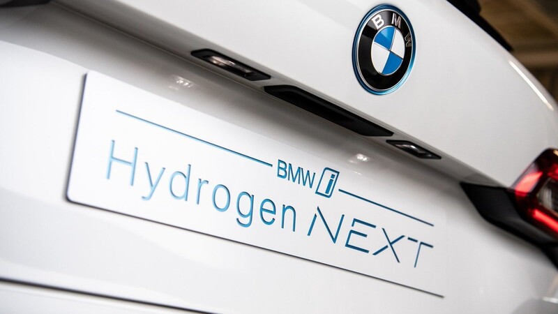 Der Schriftzug "BMW i - Hydrogen Next" ist an der Front eines mit einem Wasserstoffantrieb ausgestatteten BMW X5 zu sehen.