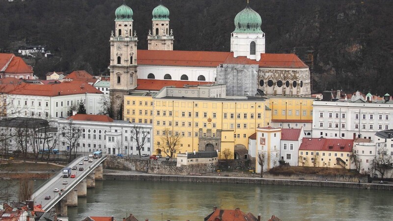 Bislang unbekannte Täter haben in der Nacht von Mittwoch auf Donnerstag den Stephansdom in Passau verunstaltet (Symbolbild).