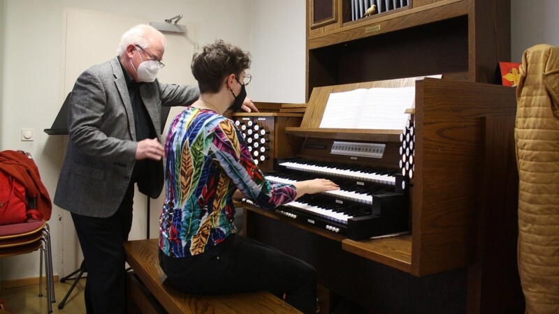 "Da darfst du einen Triller draus machen." Paul Windschüttl steht beim Unterricht an der elektrischen Orgel mit Tipps zur Seite.