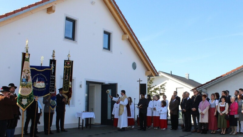 Im Beisein zahlreicher Ehrengäste segnete Pfarrer Bernhard Saliter das Dorfhaus.