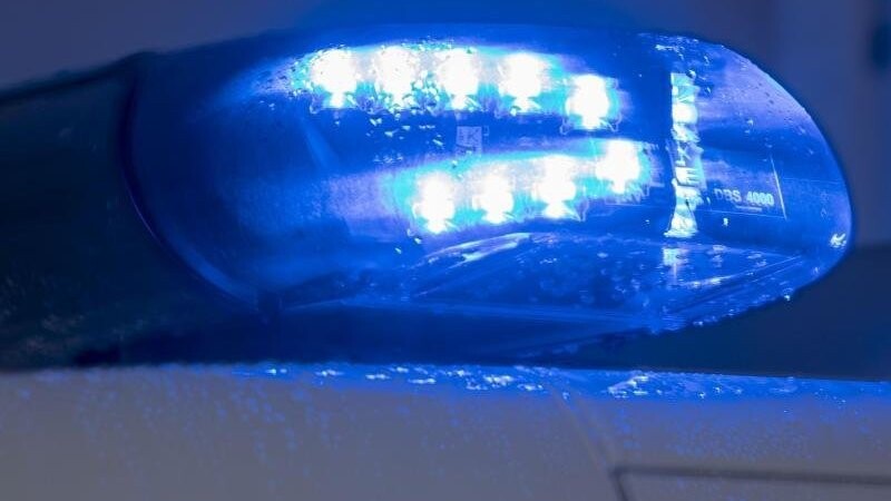 Blaulichter leuchten auf einem Streifenwagen der Polizei. (Symbolbild)