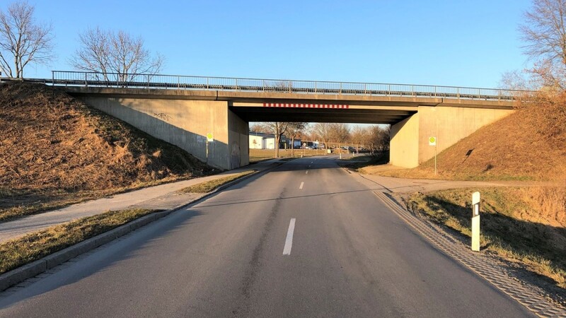 Ab Montag saniert das Staatliche Bauamt auch die Brücke auf Höhe Holzhausen.